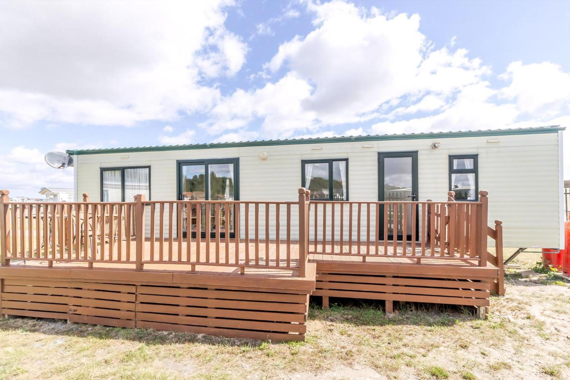 Great Dog Friendly Caravan For Hire At North Denes In Suffolk Ref 40068Nd Hotel Lowestoft Exterior photo